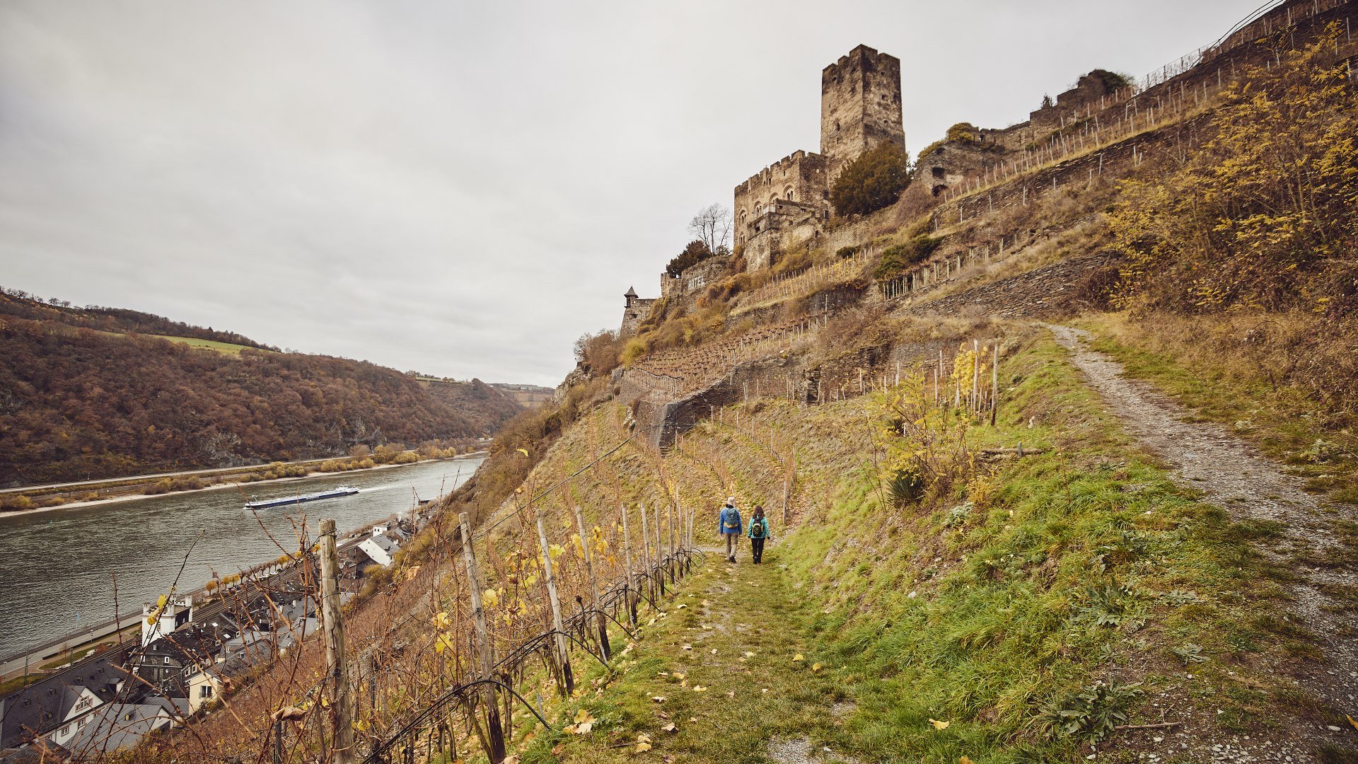 Wanderer an der Burg Gutenfels | © Marco Rothbrust/Romantischer Rhein Tourismus GmbH (CC BY 4.0 https://creativecommons.org/licenses/by/4.0/)