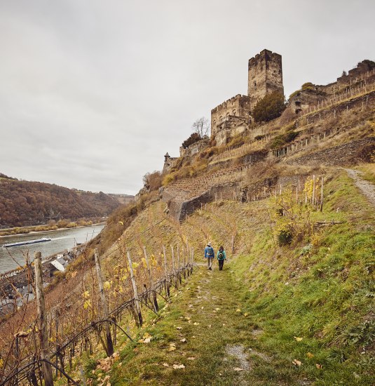 Wanderer an der Burg Gutenfels | © Marco Rothbrust/Romantischer Rhein Tourismus GmbH (CC BY 4.0 https://creativecommons.org/licenses/by/4.0/)