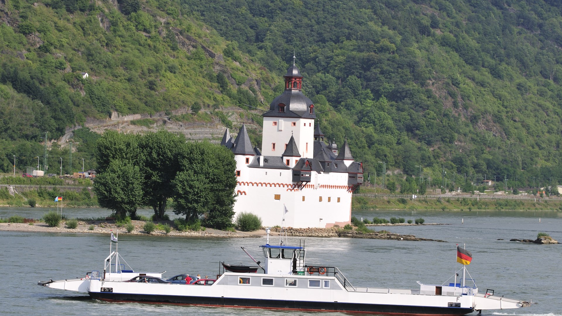 Autof&auml;hre vor der Burg Pfalzgrafenstein | &copy; Dietmar Guth / Romantischer Rhein Tourismus GmbH