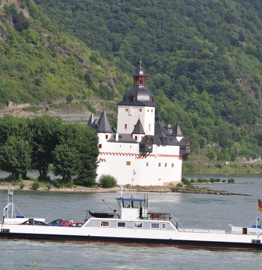Autof&auml;hre vor der Burg Pfalzgrafenstein | &copy; Dietmar Guth / Romantischer Rhein Tourismus GmbH